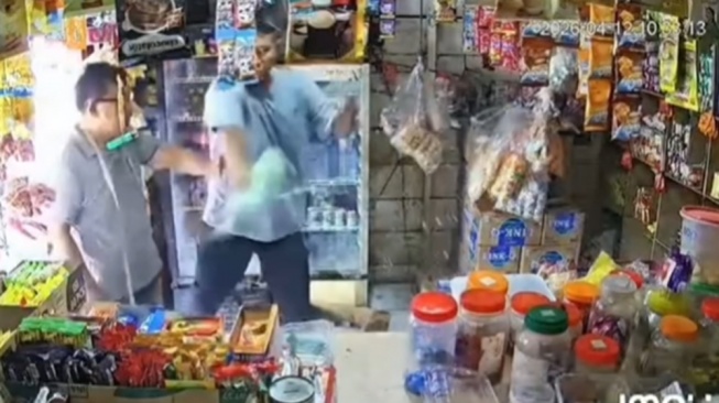 Tak Diberi Uang Rp250 Ribu, Video Pria Diduga Oknum Ormas Ancam Bakar Warung Viral