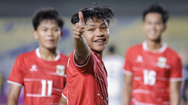 Pesepak bola Timnas Indonesia Daffa Yunna Adi (tengah) berselebrasi usai mencetak gol ke gawang Timor Leste pada pertandingan penyisihan grup A ASEAN U-17 Boys Championship atau AFF U-17 di Stadion Gelora Joko Samudro, Gresik, Jawa Timur, Senin (13/4/2026). [ANTARA FOTO/Rizal Hanafi/sgd]