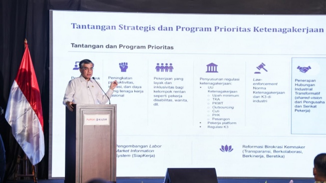Menteri Ketenagakerjaan (Menaker) Yassierli mengingatkan pekerja agar siap menghadapi perkembangan Artificial Intelligence (AI) (Dok: Kemnaker)