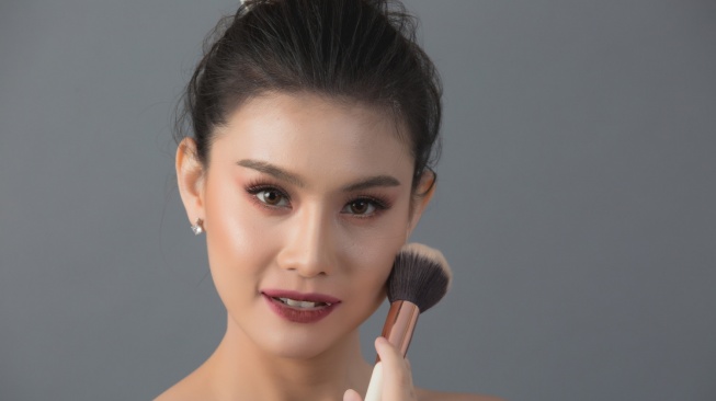 5 Bedak Padat Terbaik dan Tahan Lama untuk Kondangan, Makeup Simpel Flawless