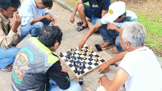 Anggota dari komunitas pencita catur bernama "Gajah Juanda".tengah adu strategi di Bogor, Jawa Barat. (Suara.com/ Tsabita Aulia)