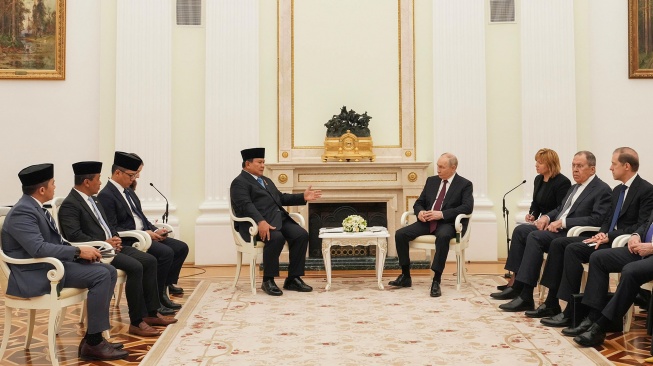 Presiden Prabowo Subianto (keempat kiri) berbincang dengan Presiden Rusia Vladimir Putin (keempat kanan) didampingi jajaran menteri kedua negara di Istana Kremlin, Moskwa, Rusia, Senin (13/4/2026). [ANTARA FOTO/HO/Bakom RI/app/sgd]