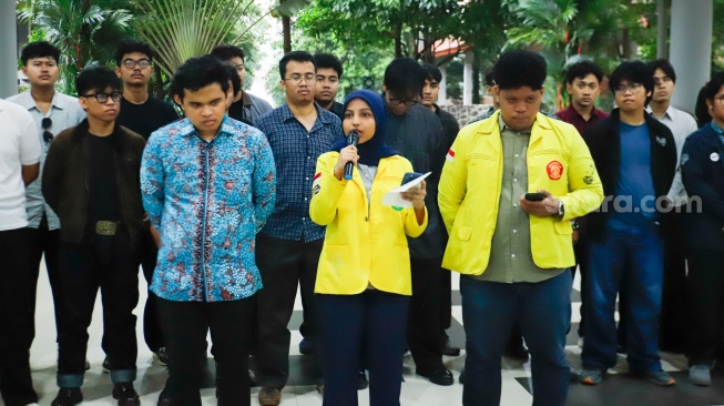 Sejumlah mahasiswa yang tergabung di Aliansi BEM Universitas Indonesia (UI) menyatakan sikap terkait kekerasan seksual yang terjadi di Fakultas Hukum (FH) UI, Depok, Jawa Barat, Selasa (14/4/2026). [Suara.com/Alfian Winanto]
