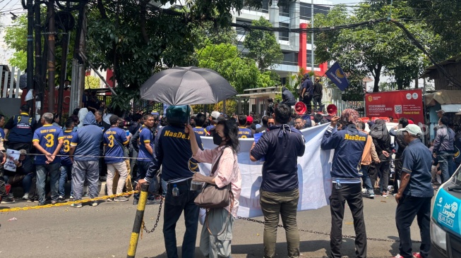 Protes Pemberitaan dan Karikatur Surya Paloh, Massa Partai Nasdem Kepung Kantor Tempo di Palmerah