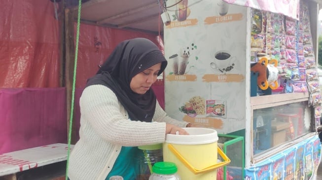 Langkah Kecil Berdampak Besar: Ibu Dewi, Kartini Masa Kini yang Menebar Manfaat untuk Lingkungan