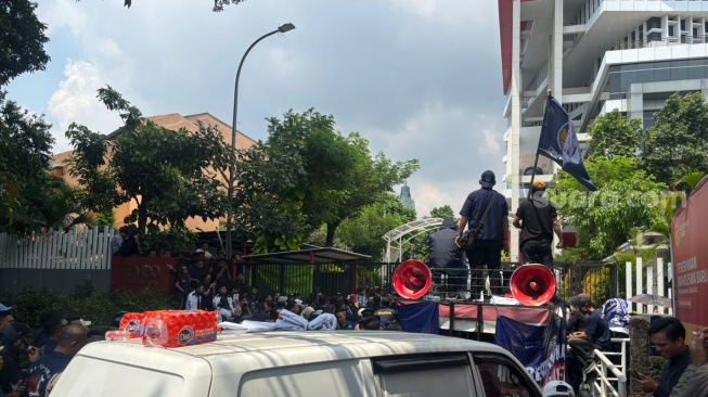 Gelombang massa dari Partai Nasdem gruduk kantor Tempo di kawasan Palmerah, Jakarta Barat, pada Selasa (14/4/2026). (Suara.com/Faqih)