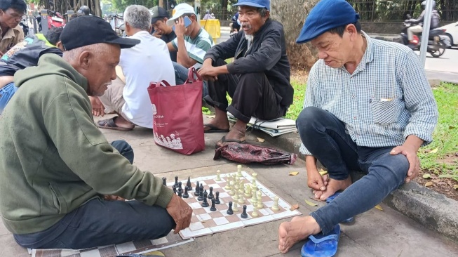 Anggota dari komunitas pencita catur bernama "Gajah Juanda".tengah adu strategi di Bogor, Jawa Barat. (Suara.com/ Tsabita Aulia)