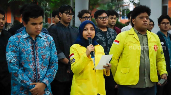 Sejumlah mahasiswa yang tergabung di Aliansi BEM Universitas Indonesia (UI) menyatakan sikap terkait kekerasan seksual yang terjadi di Fakultas Hukum (FH) UI, Depok, Jawa Barat, Selasa (14/4/2026). [Suara.com/Alfian Winanto]
