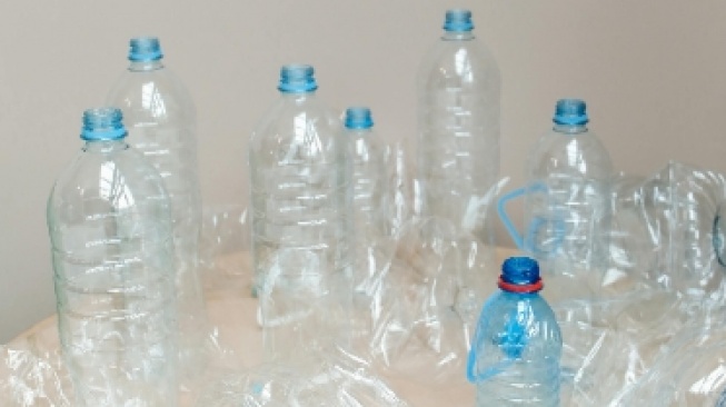 Harga Bahan Baku Plastik: Momentum Tepat Berkreasi dengan Daun Pisang dan Anyaman Lokal