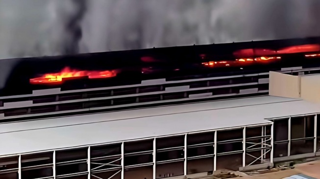 Insiden kebakaran melanda fasilitas gedung parkir BYD di Pingshan Shenzhen. (Foto: Tangkapan layar YouTube)