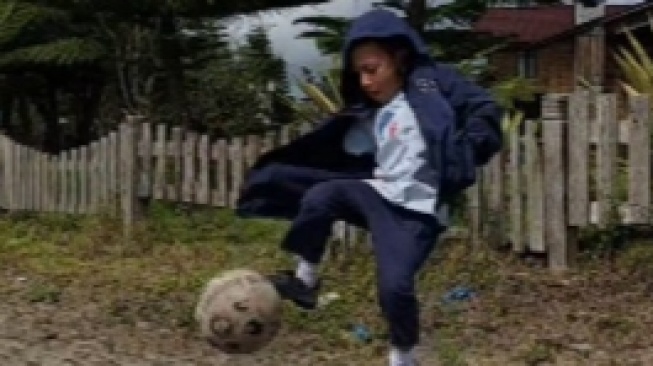 Siapa Zaki Abbas? Bocil Gaul yang Viral, Gaya Main Bola Jadi Tren Idol KPop