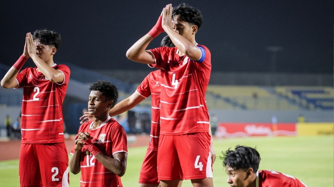 Pesepak bola Timnas Indonesia Putu Ekayana Yoga Pratama (ketiga kiri) berselebrasi bersama rekan timnya usai mencetak gol ke gawang Timnas Timor Leste pada pertandingan penyisihan grup A ASEAN U-17 Boys Championship atau AFF U-17 di Stadion Gelora Joko Samudro, Gresik, Jawa Timur, Senin (13/4/2026). [ANTARA FOTO/Rizal Hanafi/sgd]