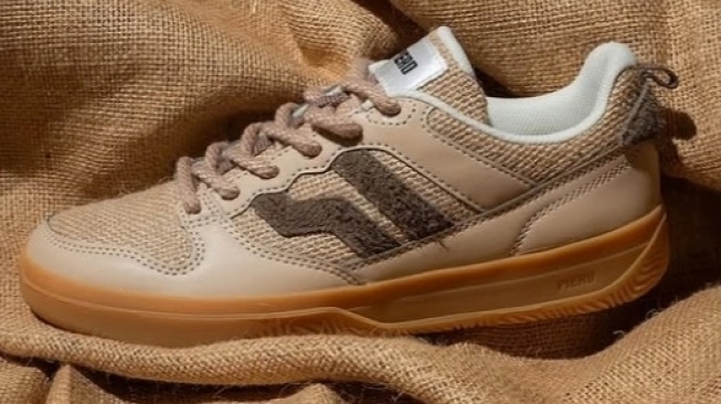 5 Sepatu Jalan Lokal Paling Empuk dan Stylish, Auto Jadi Bintang Tongkrongan