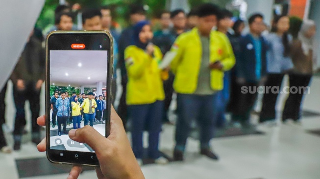 Sejumlah mahasiswa yang tergabung di Aliansi BEM Universitas Indonesia (UI) menyatakan sikap terkait kekerasan seksual yang terjadi di Fakultas Hukum (FH) UI, Depok, Jawa Barat, Selasa (14/4/2026). [Suara.com/Alfian Winanto]

