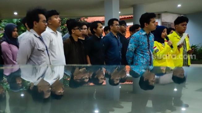 Sejumlah mahasiswa yang tergabung di Aliansi BEM Universitas Indonesia (UI) menyatakan sikap terkait kekerasan seksual yang terjadi di Fakultas Hukum (FH) UI, Depok, Jawa Barat, Selasa (14/4/2026). [Suara.com/Alfian Winanto]

