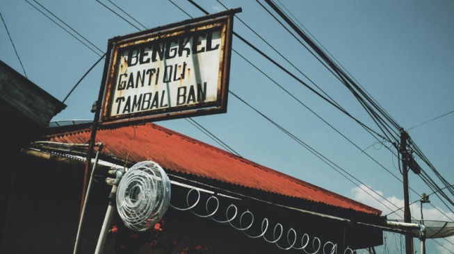 Bengkel dan Perempuan: Memaksa Berani untuk Sekadar Servis Motor?