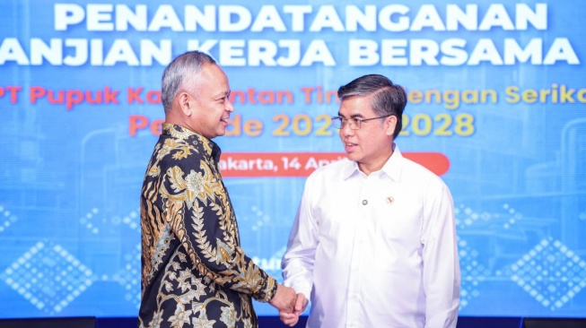 Direktur Utama PT Pupuk Kalimantan Timur, Gusrizal (kiri) berjabat tangan dengan Menteri Ketenagakerjaan (Menaker) Yassierli (kanan) (Dok: Kemnaker) 