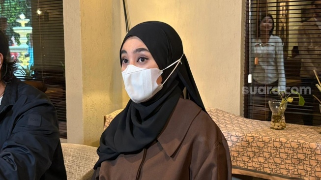 Clara Shinta saat menggelar konferensi pers di kawasan Kemang, Jakarta Selatan pada Selasa, 14 April 2026. [Suara.com/Tiara Rosana]