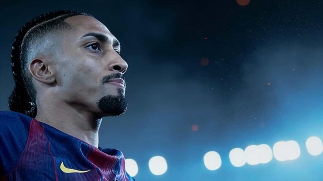 Raphinha ngamuk dan sebut Barcelona dirampok wasit usai tersingkir dari Liga Champions oleh Atletico Madrid. Simak komentar pedasnya dan reaksi Hansi Flick di sini! [Dok. IG Raphinha]