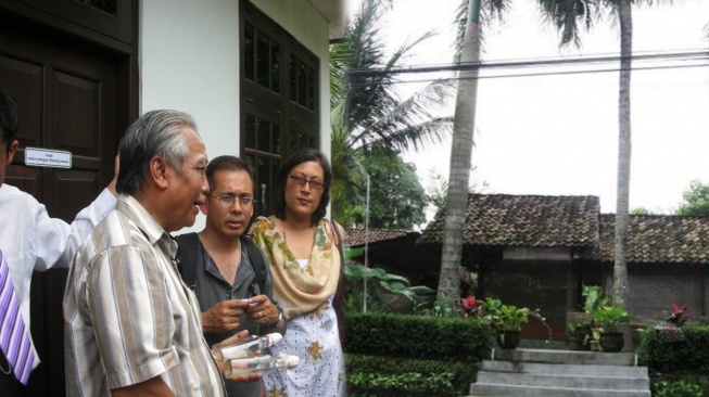 Potret lawas owner Jejamuran, Ratidjo Hardjo Suwarno, ketika memberikan edukasi kepada pengunjung mengenai jamur. (Dok. Pribadi)