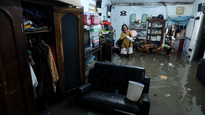 Warga membersihkan dan menyelamatkan perabot rumahnya yang terendam banjir di Kampung Gambiran, Kabupaten Sukoharjo, Jawa Tengah, Rabu (15/4/2026). [ANTARAFOTO/Maulana Surya/YU]