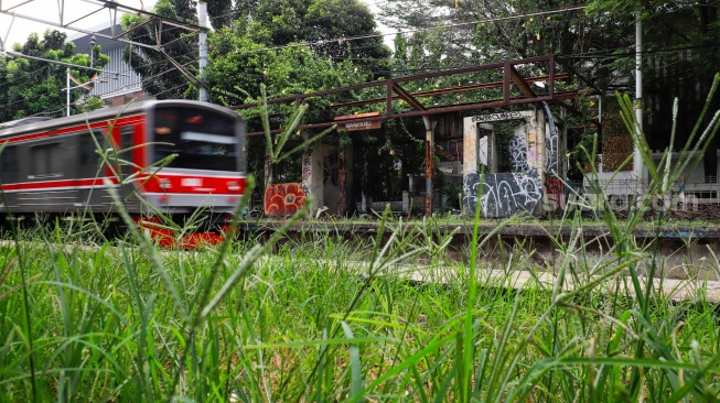 Kereta rel listrik (KRL) melintasi Stasiun Mampang di Jakarta, Rabu (15/4/2026). [Suara.com/Alfian Winanto]