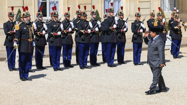 Presiden Prabowo Subianto melakukan penghormatan kepada pasukan sebelum bertemu Presiden Prancis Emmanuel Macron di Istana Élysée, Paris, Prancis, Selasa (14/4/2026). ANTARA FOTO/HO/Bakom RI/app/YU]