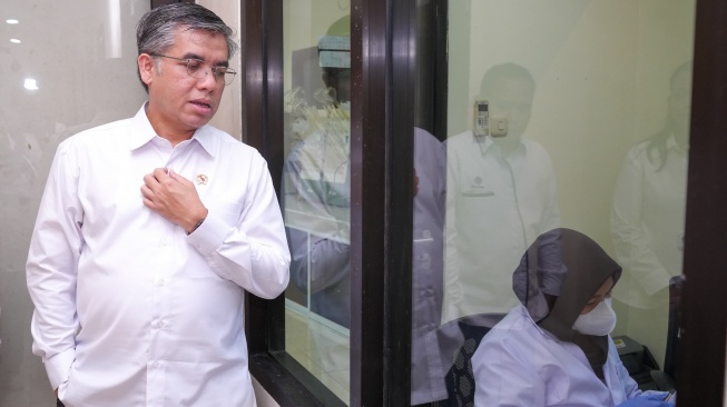 Menaker Yassierli saat meninjau Balai Besar Keselamatan dan Kesehatan Kerja (BBK3) Jakarta, Selasa (14/4/2026) (Dok: Kemnaker)