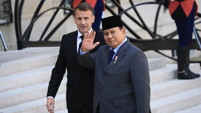 Presiden Prabowo Subianto (kanan) dan Presiden Prancis Emmanuel Macron (kiri) melambaikan tangan saat bertemu di Istana Élysée, Paris, Prancis, Selasa (14/4/2026). ANTARA FOTO/HO/Bakom RI/app/YU]