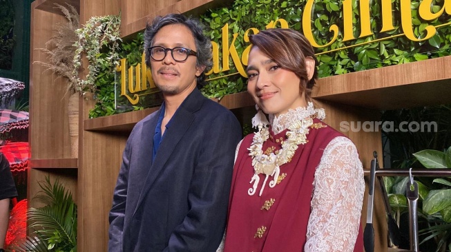 Sha Ine Febriyanti dan sutradara Teddy Soeriaatmadja dalam jumpa pers series Luka, Makan, Cinta di kawasan Menteng, Jakarta Pusat pada Rabu, 15 April 2026. [Suara.com/Tiara Rosana]