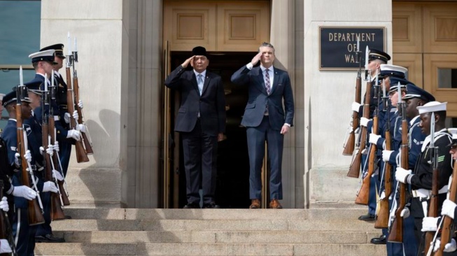Menteri Urusan Perang AS Pete Hegseth dan Menteri Pertahanan Indonesia Sjafrie Sjamsoeddin di Pentagon, 13 April 2026. (US Embassy/Navy Petty Officer 1st Class Eric Brann)