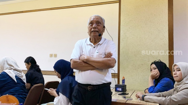 Ratidjo Hardjo Suwarno saat menceritakan perjalanan bisnisnya di ruang meeting rumah makan Jejamuran, Sleman, DI Yogyakarta, Selasa (14/4/2026). (Suara.com/Irwan Febri)