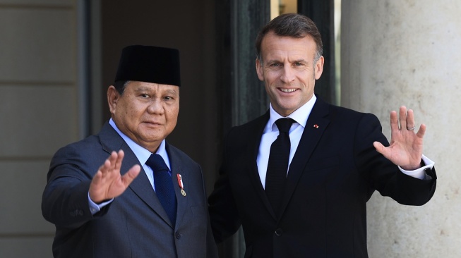 Presiden Prabowo Subianto (kiri) dan Presiden Prancis Emmanuel Macron (kanan) melambaikan tangan saat bertemu di Istana Élysée, Paris, Prancis, Selasa (14/4/2026). ANTARA FOTO/HO/Bakom RI/app/YU]