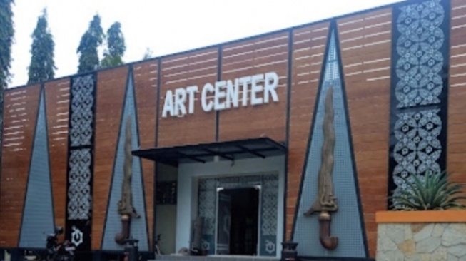 Ada Merlion Hingga Alat Santet, Ini Sensasi Menyusuri Lorong Waktu di Art Center Purworejo