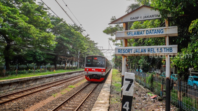 Kereta rel listrik (KRL) melintasi Stasiun Mampang di Jakarta, Rabu (15/4/2026). [Suara.com/Alfian Winanto]