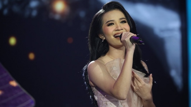 Jingga Vanessa merilis lagu baru berjudul "Kembang Sore" ciptaan Den Fajar. [Instagram]