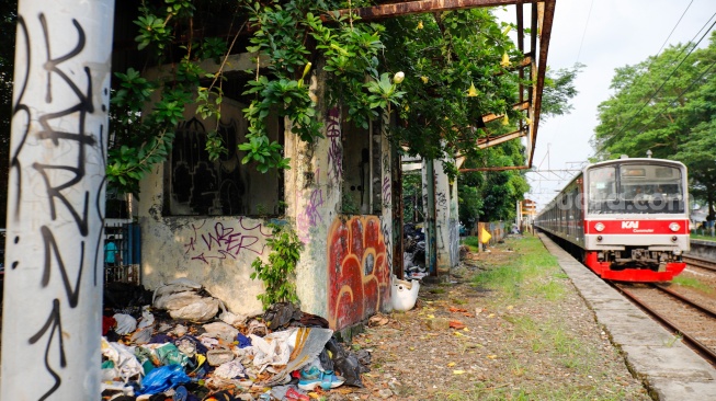 Kereta rel listrik (KRL) melintasi Stasiun Mampang di Jakarta, Rabu (15/4/2026). [Suara.com/Alfian Winanto]