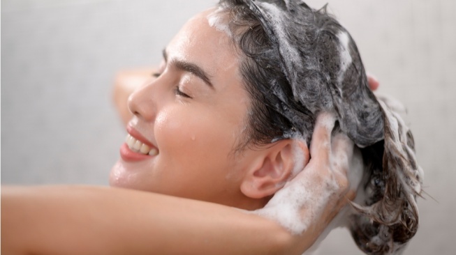 Bye-Bye Rambut Tipis! Ini 5 Sampo Rosemary yang Ampuh Menumbuhkan Rambut