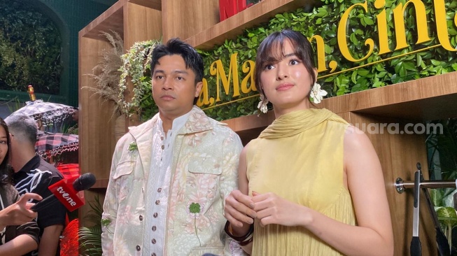 Mawar de Jongh dan Deva Mahenra dalam jumpa pers series Luka, Makan, Cinta di kawasan Menteng, Jakarta Pusat pada Rabu, 15 April 2026. [Suara.com/Tiara Rosana]