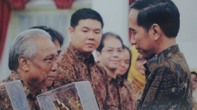 Momen owner Jejamuran, Ratidjo Hardjo Suwarno, mendapatkan penghargaan oleh Presiden ke-7 RI, Joko Widodo, di Istana Merdeka pada 2014. (Dok. Pribadi)