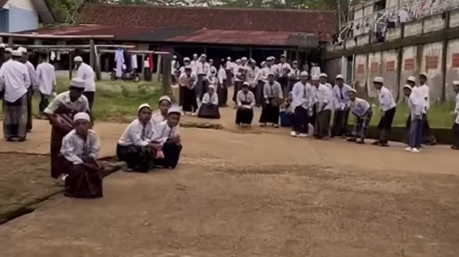 Videonya Viral, Tradisi Santri Jongkok Saat Guru Lewat di Ciamis Tuai Pro Kontra