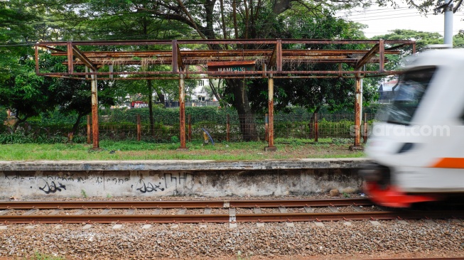 Kereta rel listrik (KRL) melintasi Stasiun Mampang di Jakarta, Rabu (15/4/2026). [Suara.com/Alfian Winanto]