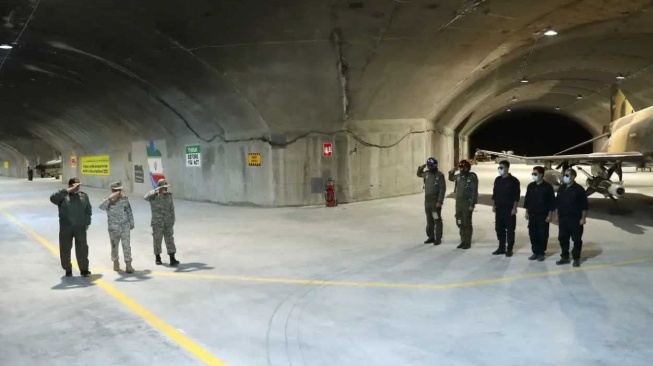 Mengenal Pangkalan Militer Oghab 44 Iran. Benteng udara bawah gunung yang tak tertembus AS ini disiapkan untuk jet tempur Su-35 Rusia di dekat Selat Hormuz. [Dok. Wionews]