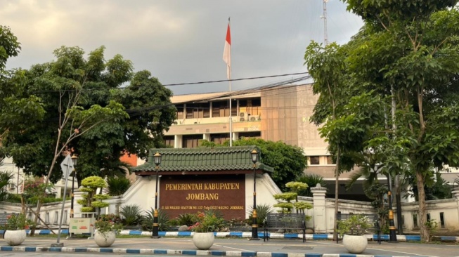 Resonansi Sunyi di Jombang: Sebuah Dialektika Tentang Hidup dan Rasa Cukup