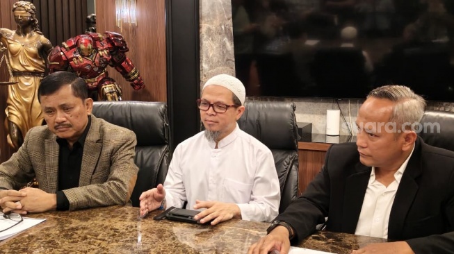 Tim kuasa hukum korban pelecehan sejenis Syekh Ahmad Al Misry.