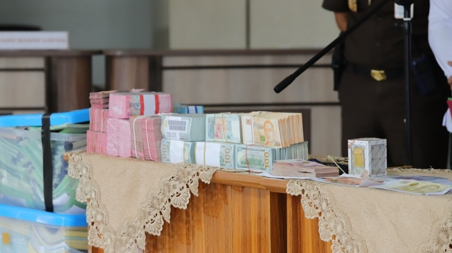 Barang bukti uang yang ditemukan penyidik Kejagung di rumah produser eksekutif film Sang Pengadil, Agung Winarno. (Dok. Kejagung)