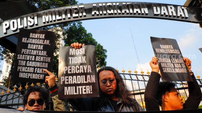 Sejumlah aktivis dari kolektif merpati saat menggelar aksi solidaritas untuk Andrie Yunus di depan Markas Puspom TNI, Jakarta, Kamis (16/4/2026).  [Suara.com/Alfian Winanto]