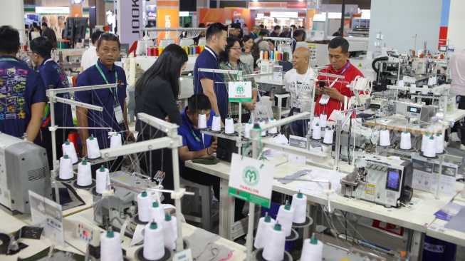 Pengunjung melihat produk kain dalam pameran Indo Intertex – Inatex 2026 di JIExpo Kemayoran, Jakarta, Kamis (16/4/2026). [Suara.com/Alfian Winanto]