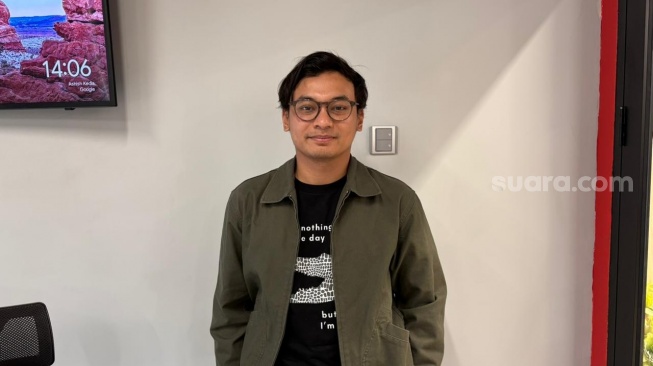 Yusuf Mahardika, pemeran utama film Crocodile Tears saat berkunjung ke kantor Suara.com di kawasan Palmerah, Jakarta Barat pada Kamis, 16 April 2026. [Suara.com/Tiara Rosana]