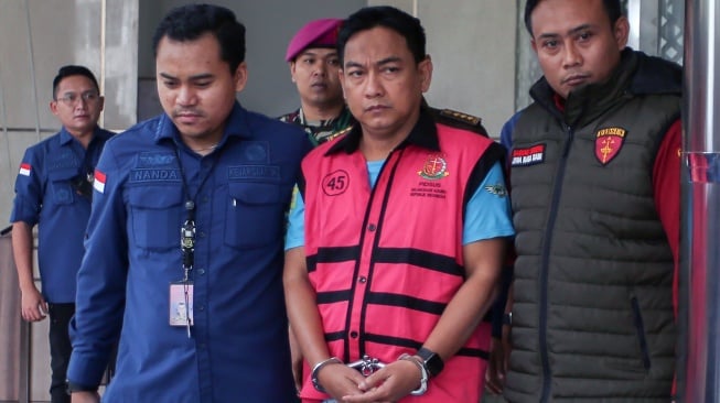 Penyidik Kejaksaan Agung mengawal Ketua Ombudsman RI 2026 - 2031 Hery Susanto (kedua kanan) seusai menjalani pemeriksaan dan penetapan tersangka di Gedung Bundar Jampidsus Kejaksaan Agung, Jakarta, Kamis (16/4/2026). NTARA FOTO/Muhammad Iqbal/agr]